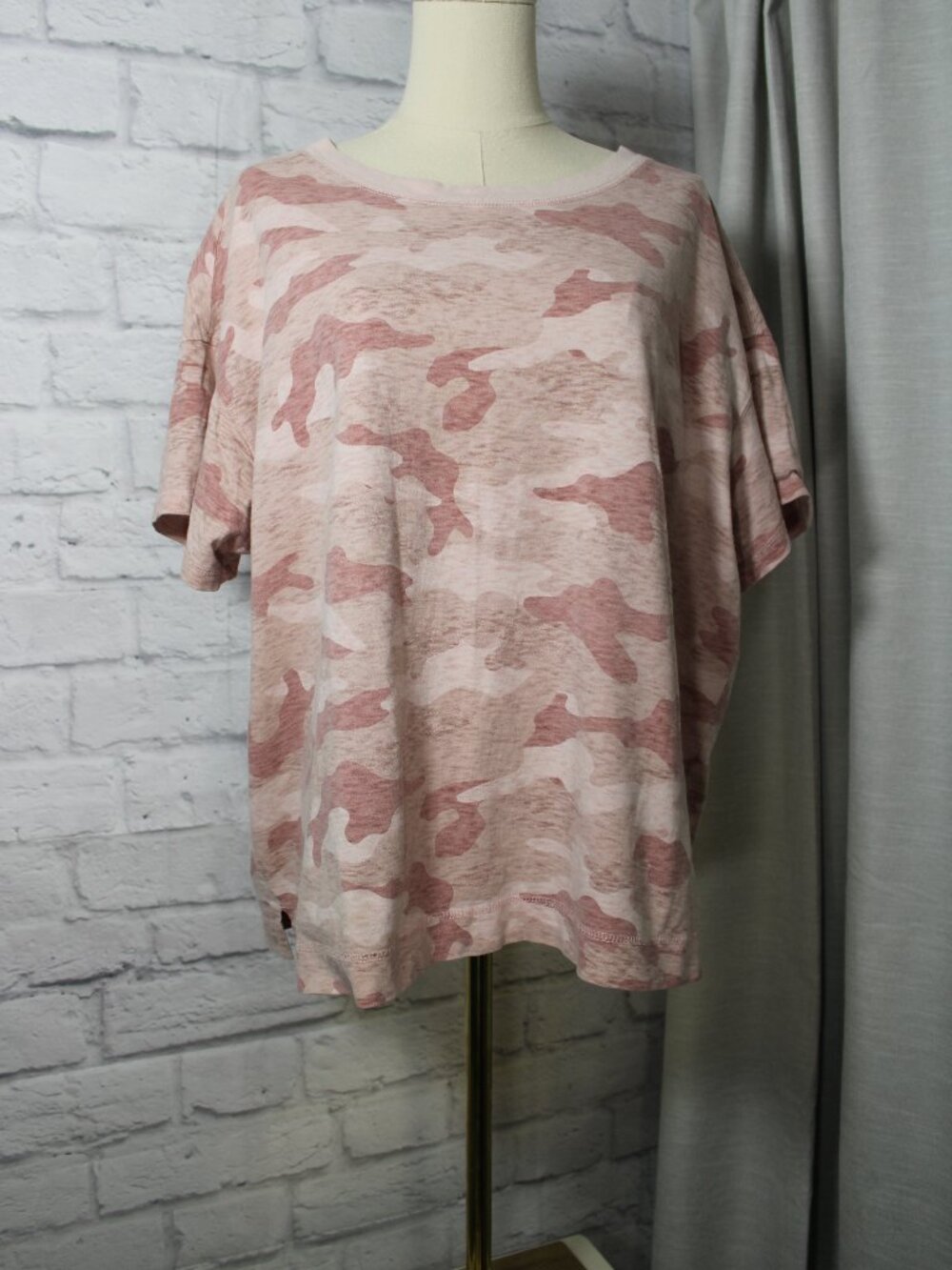 Old Navy XL Pink Camo Round Neck Shortsleeve Tee Summer Casual Classic Colorful